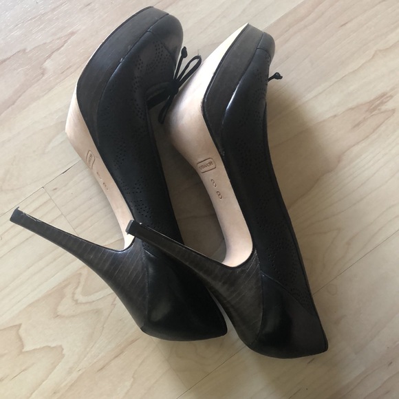 Coach leather perforated high heals - Picture 8 of 10